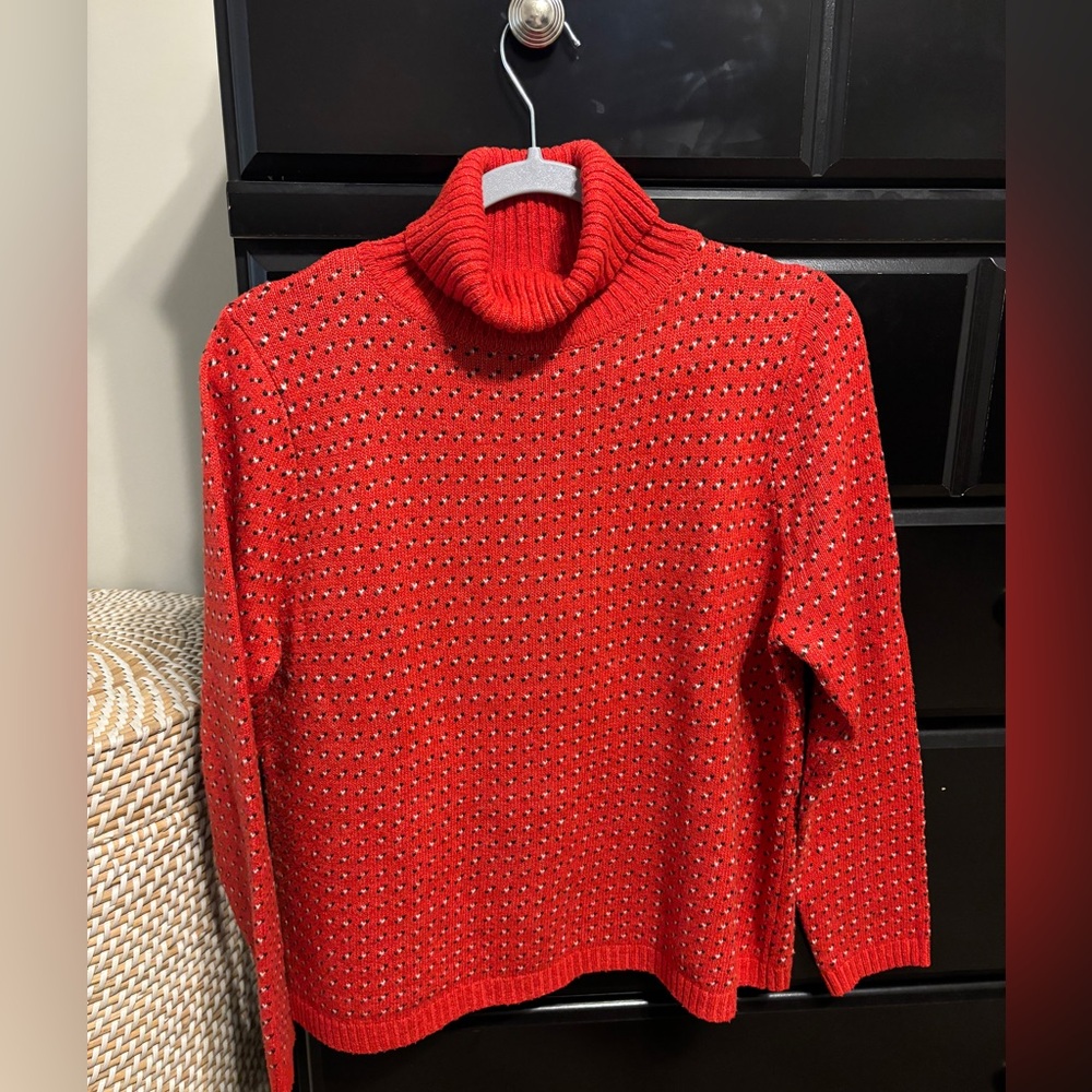Turtleneck sweater with heart print
